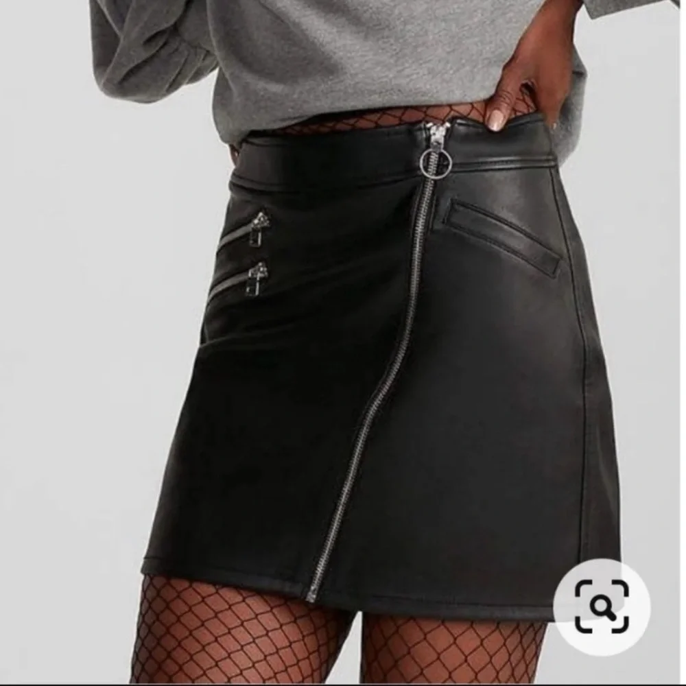 Like new faux leather mini skirt size 8 - Picture 1 of 5
